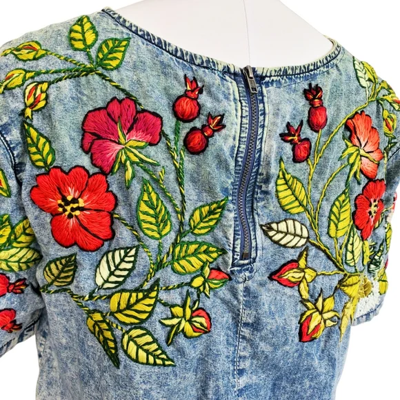 Embroidered Roses Denim Top Size M - Picture 5 of 14